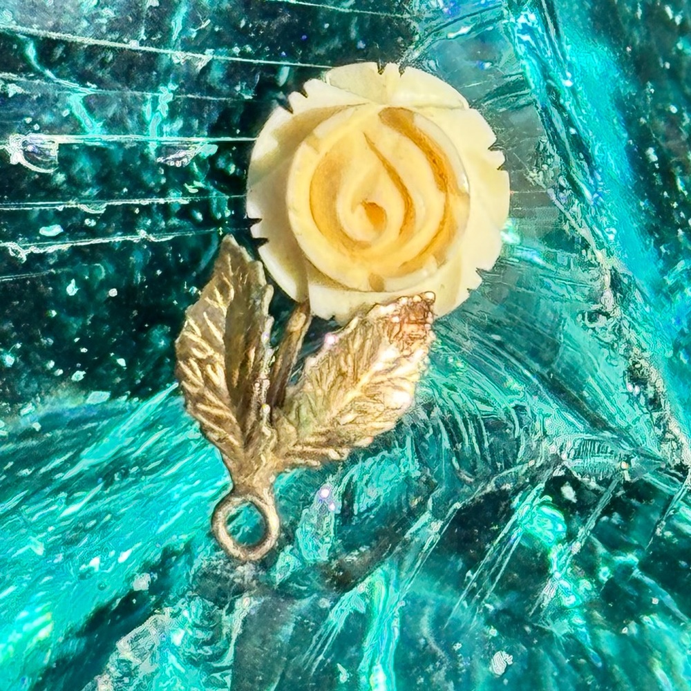 🌹 Vintage 12KT Gold & Carved Dainty Rose Leaf Pin Pendant Charm